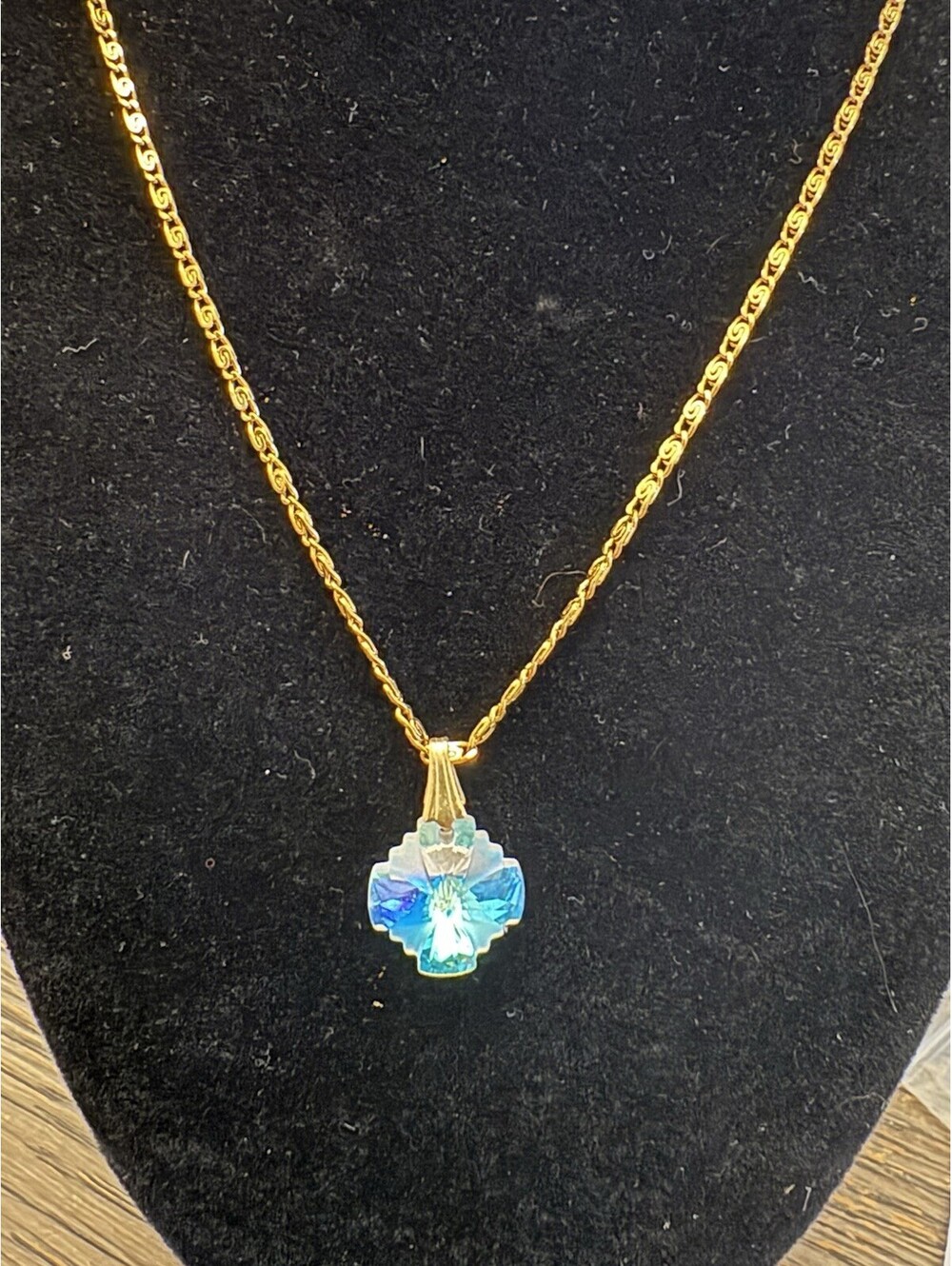 Beautiful Trifari Aurora Borealis Necklace Gold Tone 16-18”